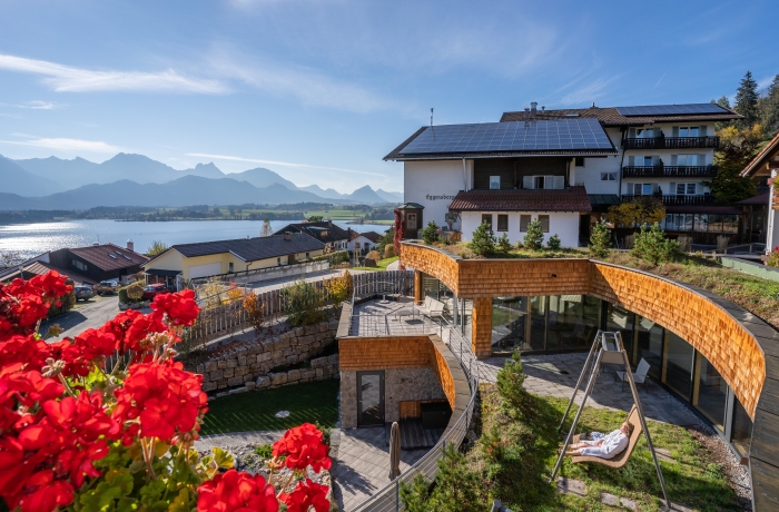 Hotels mit See und Bergen im Hintergrund.