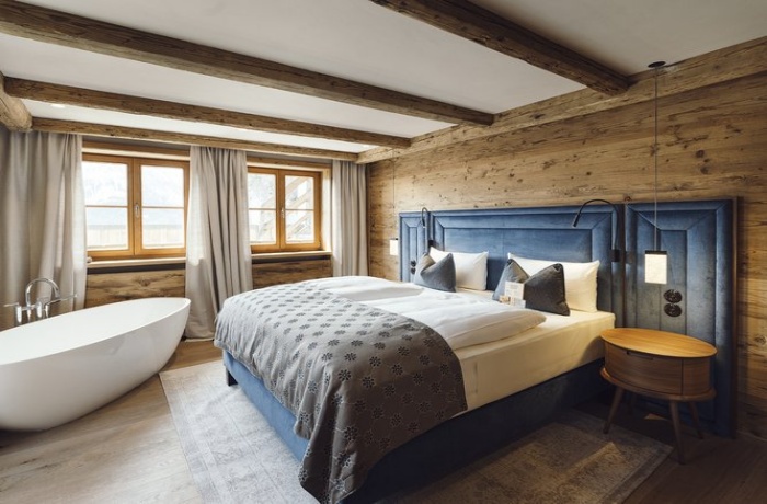 Der Wintergarten mit Alpenkulisse lädt zum Entspannen ein