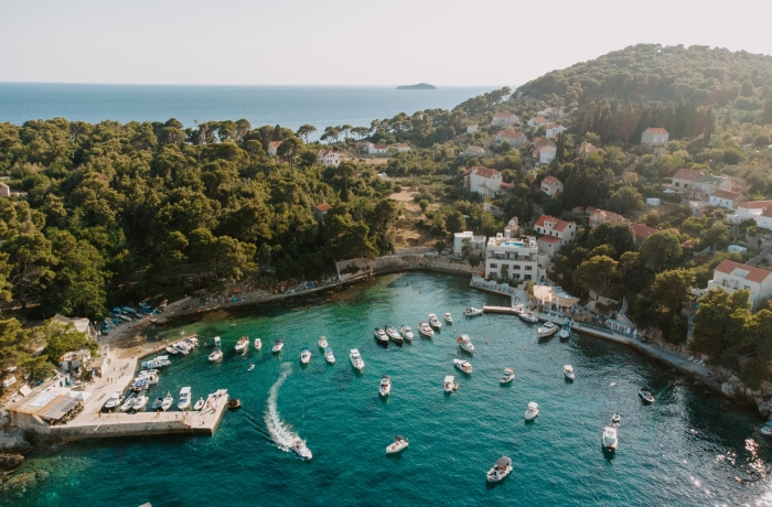 Bucht der Insel Koločep mit Booten und Kalamota Beach House nahe Dubrovnik.