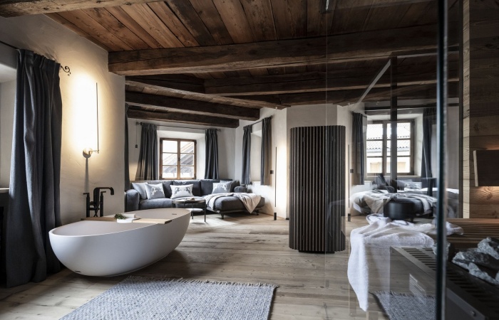 Entspannende Stunden zu zweit genießen mit freistehender Wanne und Blick über die Dolomiten