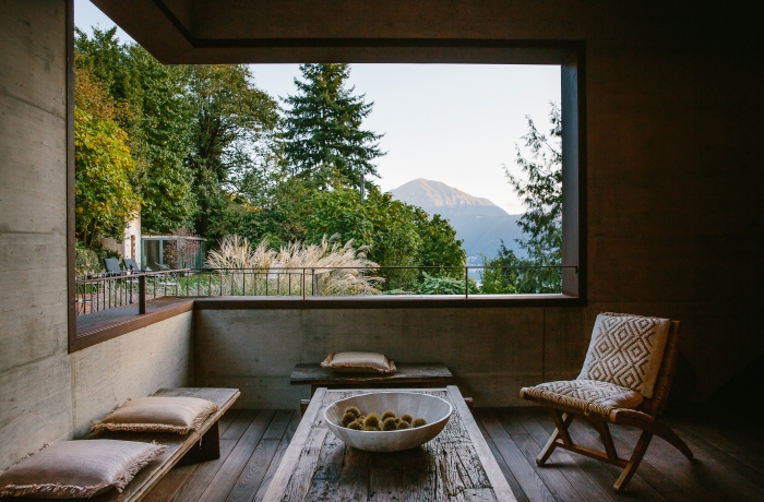 Eleganter Ruhebereich mit Panoramablick auf die Berge im Relais Castello di Morcote am Luganersee.