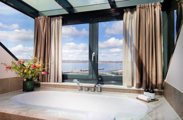 Spektakulärer Meerblick direkt aus einer marmorumrandetedn Badewanne