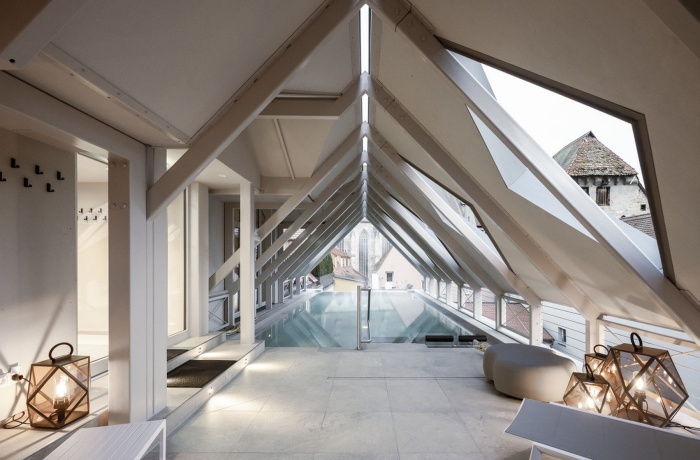 spektakulärer Pool im Dachboden eines historischen Fachwerkhauses