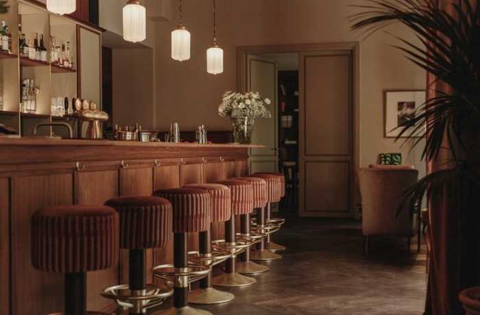 Eine Hotelbar wie aus einem italienischen Vintage-Film: Mid-Century-Design trifft auf pastellige Farben.