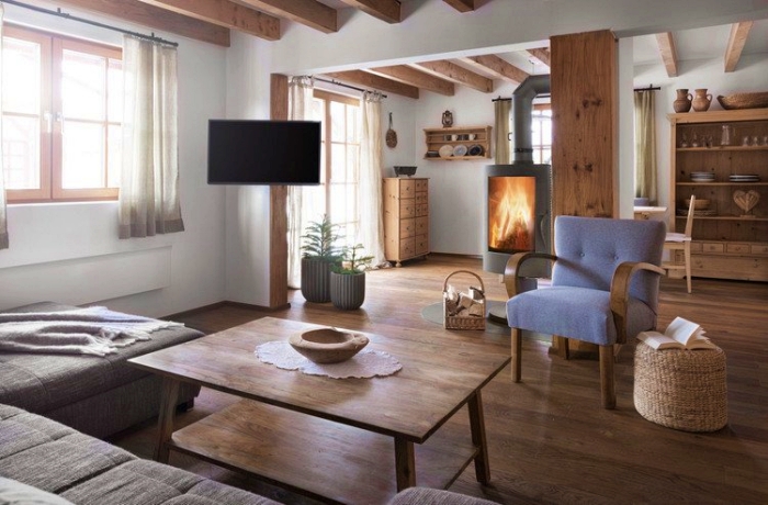 Rustikal-modernes Wohnzimmer mit Holzmöbeln und Kamin.