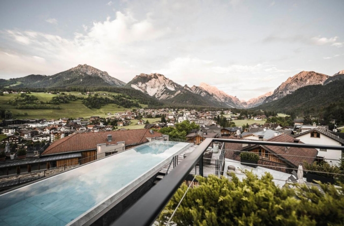 Infinitypool mit Bergblick