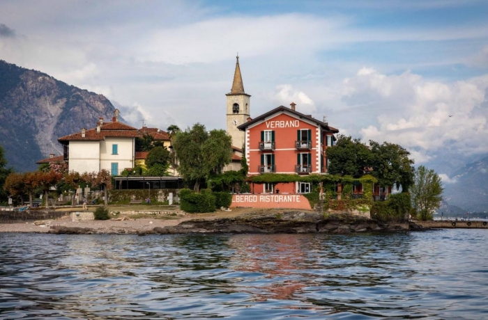 Albergo Il Verbano auf einer kleinen Insel im Lago Maggiore mit Blick auf Berge und See.