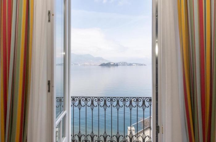Balkon mit Ausblick auf den See.