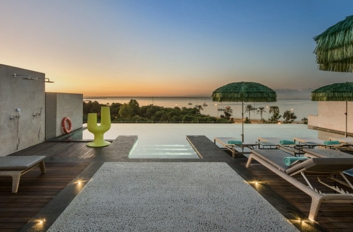  Rooftop Pool mit Meerblick, Sonnenliegen im Vordergrund