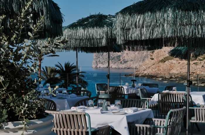 Badeurlaub: Eine herrliche Kulisse eröffnet sich: Ein Hotel, idyllisch an der Küste gelegen, empfängt seine Gäste mit einem atemberaubenden Blick auf das azurblaue Meer. Die entspannte Atmosphäre und der Hauch von Luxus machen diesen Ort zu einem perfekten Rückzugsort für Erholungssuchende.