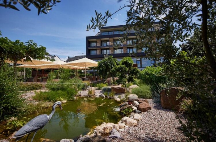 Blick in den Paradiesgarten des Hotels inklusive Teich.