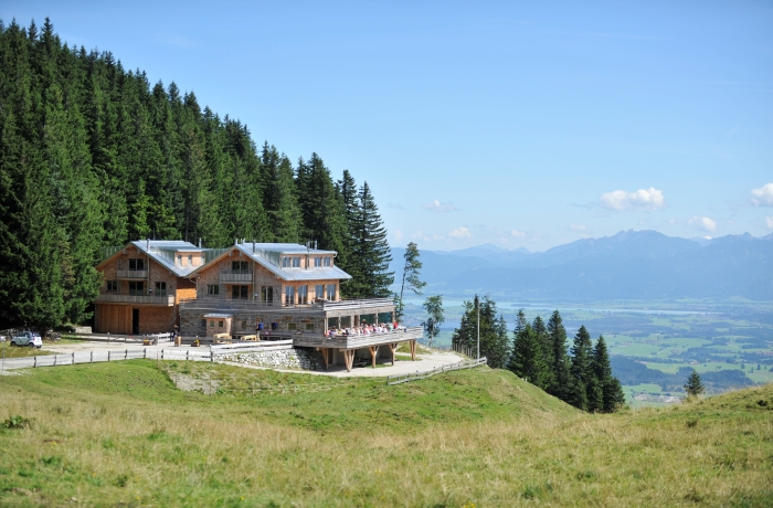 Böcklodges in den Alpen und Blick über das Tal.