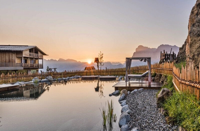 Sunset Spot mit Blick auf die Dolomiten: Am Badeteich hat man den besten Ausblick