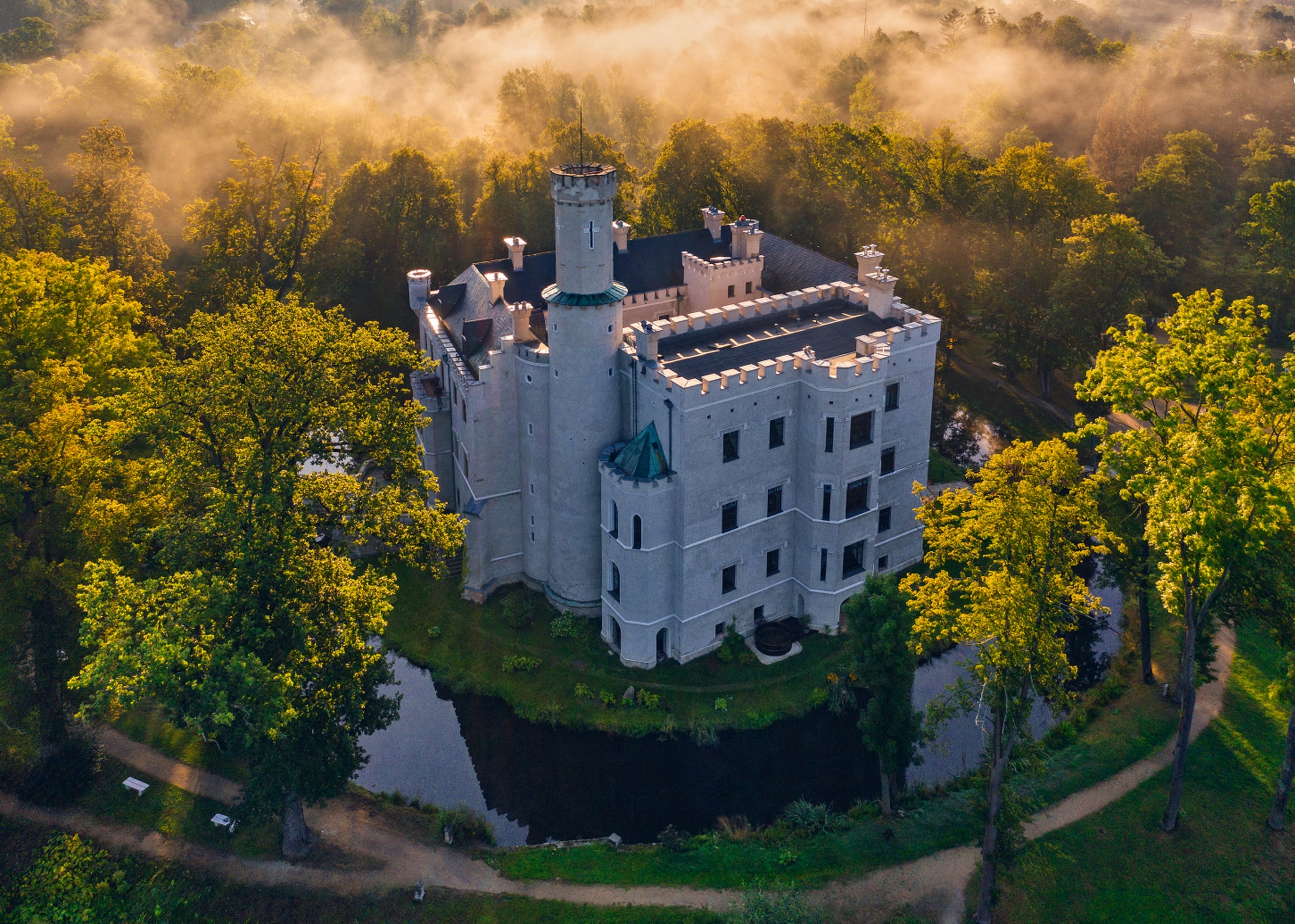 Das Wasserschloss des Hotel Zamek Karniki Schloss Fischbach ist ein Ort der Entspannung