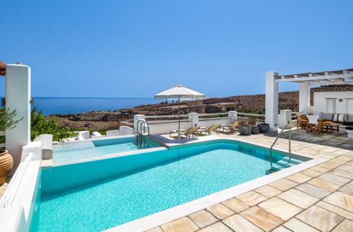 Badeurlaub: Das Anema Boutique Hotel & Villas auf Santorini bietet eine idyllische Kulisse mit Blick auf das tiefblaue Ägäische Meer und die berühmte Caldera.