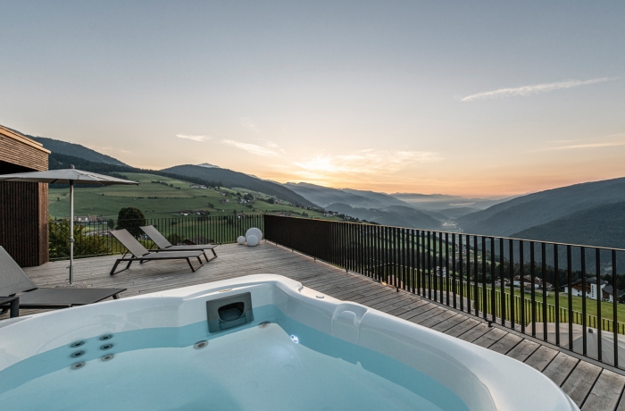 Whirlpool auf der Panoramaterrasse des Aparthotel Panorama Living Dolomites mit Blick auf die Südtiroler Bergwelt.