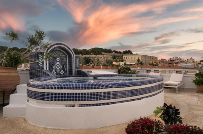 Hotel mit Aussicht auf die mediterrane Stadt, Pool auf der Dachterrasse