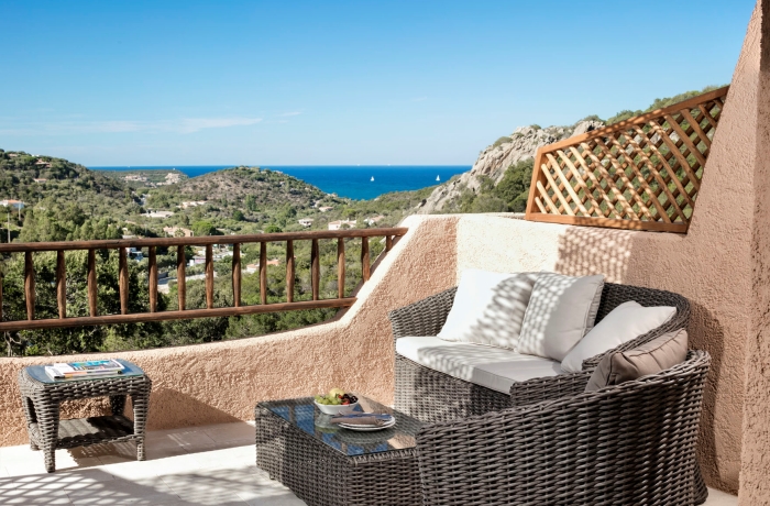 Terrasse der Relais Villa Carola mit Panoramablick auf die sardische Küste und das Mittelmeer.