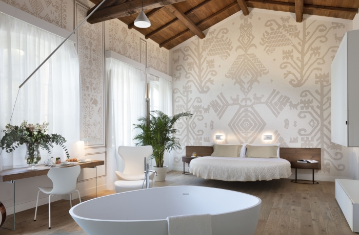 Stilvolle Design-Suite mit freistehender Badewanne und mediterranem Flair im Casa Clat in Cagliari.