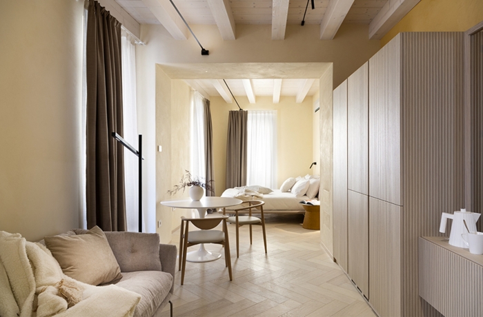 Moderne Design-Suite mit minimalistischer Eleganz und natürlichen Materialien im Palazzo Ciopeta in Italien.
