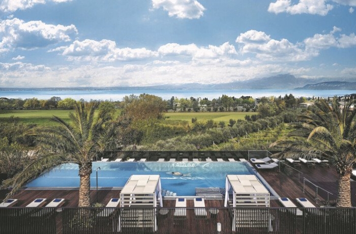 Hotels am Gardasee: Vom Pool und der tramhaften Gartenanlage schaut man hier weit über das Seeufer hinaus