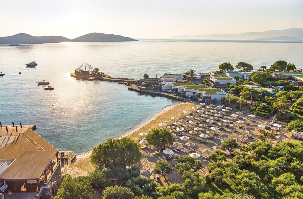 Vogelperspektive auf einen Privatstrand mit Blick auf das Meer