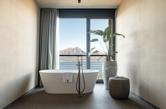 Freistehende Badewannen: : Cape of Senses | Adults only. Diese Badewanne hat Aussicht auf den Gardasee.