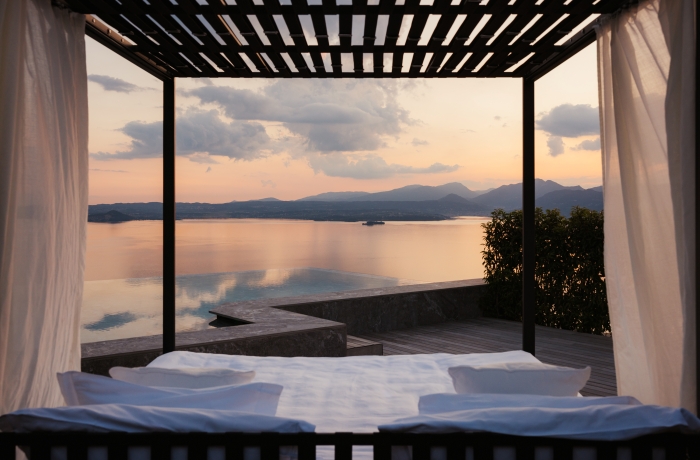 Private Suite mit Infinity-Pool im Cape of Senses und Panoramablick über den Gardasee.