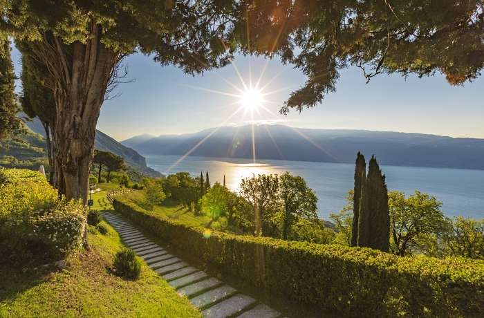 Logenplatz am Gardasee, der paradiesisch grüne und wundervoll angelegte Bereich des Hotels Villa Sostaga