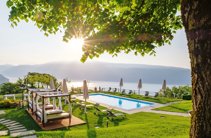 Top 10 Hotels in Italien: Villa Sostaga, Außenansicht mit Pool und Sonnenuntergang