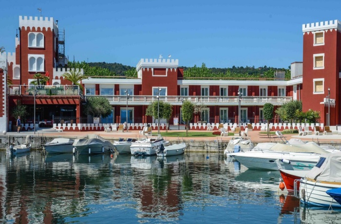 Rote Burg direkt am Wasser gelegen