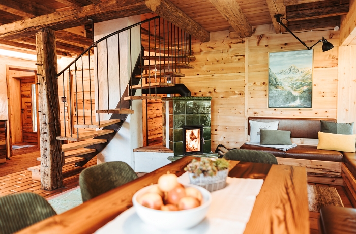 Einblick in ein hundefreundliches Chalet mit Kamin, moderner, aber gemütlichen Holzakzenten