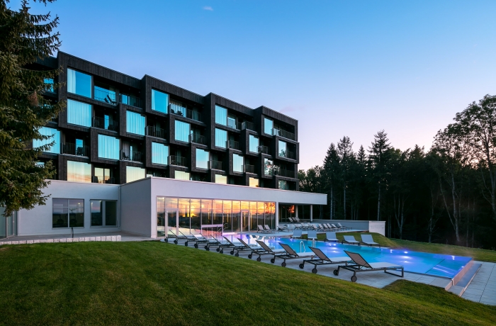 Fritz Lauterbad mit Außenpool und moderner Architektur im Schwarzwald.