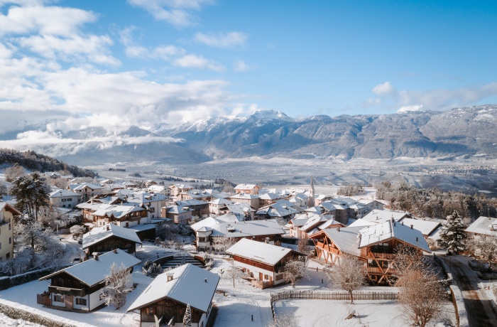 Die schönsten Chalets & Apartments: Schneebedecktes Hüttendorf aus der Vogelperspektive 