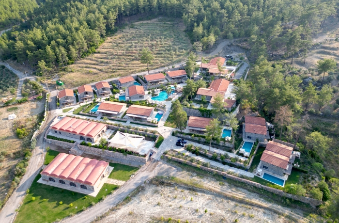 IZZ Getaway Resort mit Villen und Pools in ruhiger Lage, umgeben von Pinienwald.