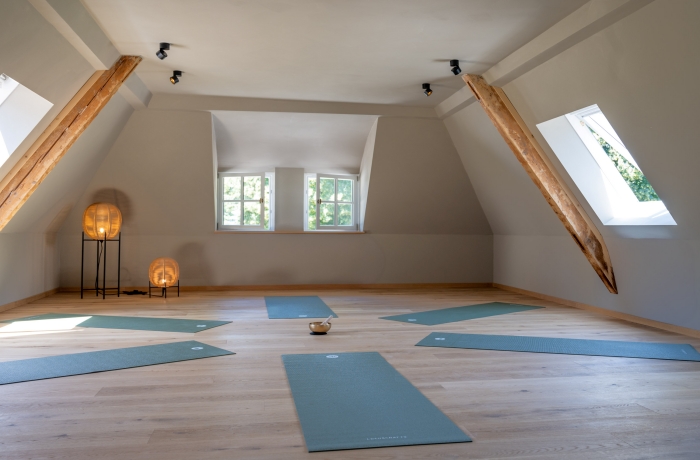 Yogaraum im Seegut Zeppelin mit heller, ruhiger Atmosphäre.