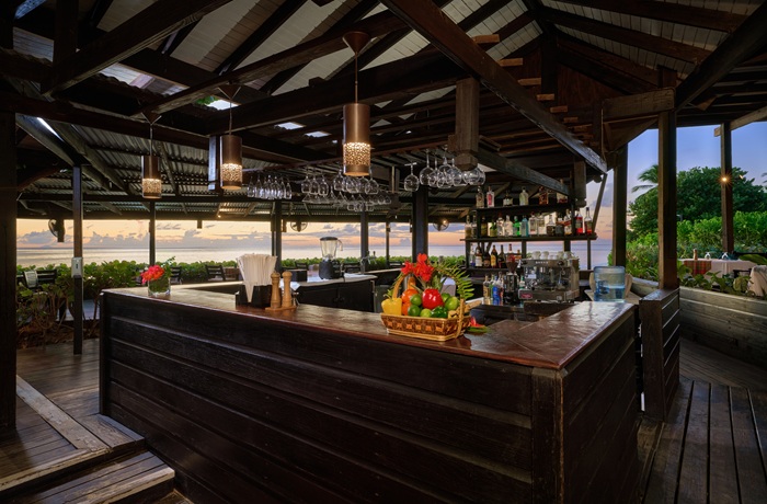 Tropische Strandbar mit Meerblick im Keyonna Beach Resort auf Antigua.
