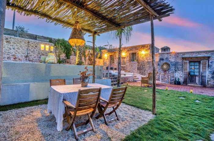 Gemütlicher Blick in den Boho Style Garten des privaten Steinhauses