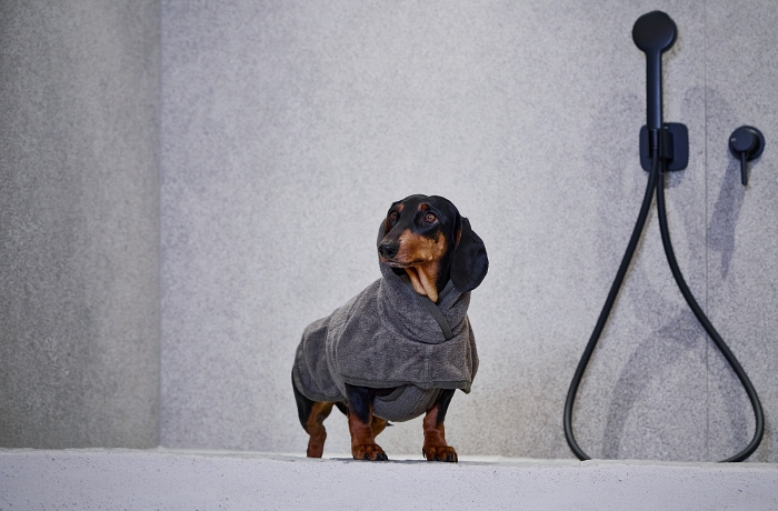 Luxus pur in den BelArosa Chalets: Hundedusche mit Chalet-Hund Joko