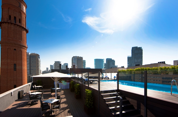 Rooftop-Pool im Attica 21 Barcelona Mar mit Blick auf die Skyline von Barcelona.