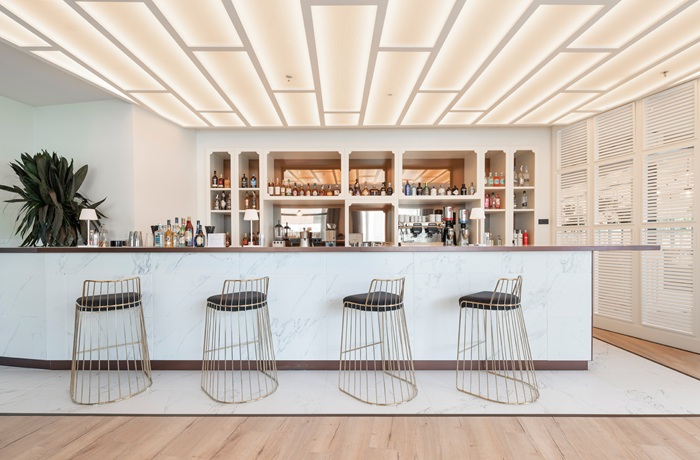 Moderne Hotelbar mit Marmortresen im Attica21 Vigo in Galicien.