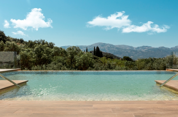 Infinitypool der Hacienda Fresneda María mit Panoramablick auf Berge und mediterrane Natur.
