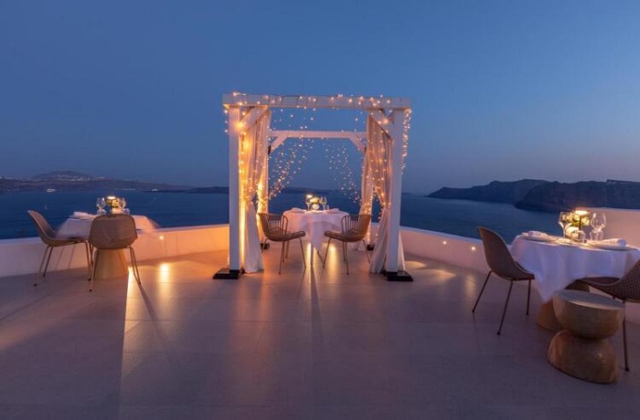 Ausblick über Santorini bei Sonnenuntergang, romantisches Dinner für Heiratsantrag im Aspaki by Art Maisons