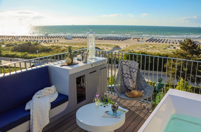 Exklusive Dachterrasse mit Whirlpool und Sitzbereich direkt am Meer, mit freiem Blick auf den Strand und die Ostsee.