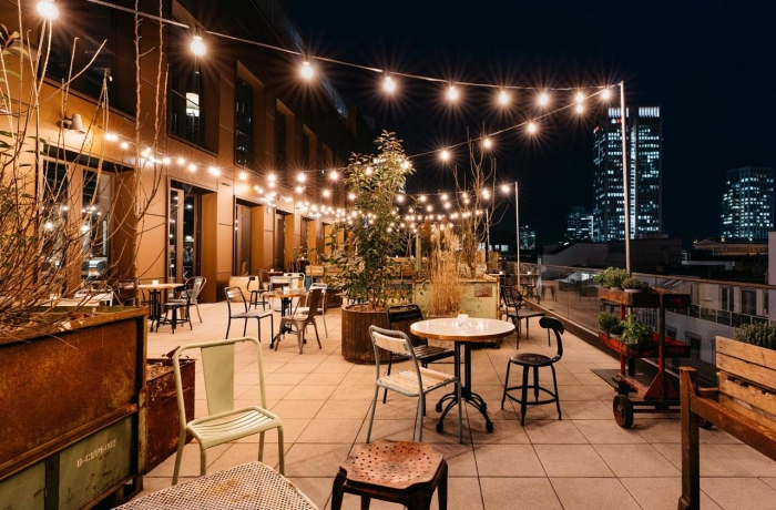 Dachterrasse mit Blick auf die Frankfurter Skyline im Hotel Ruby Louise