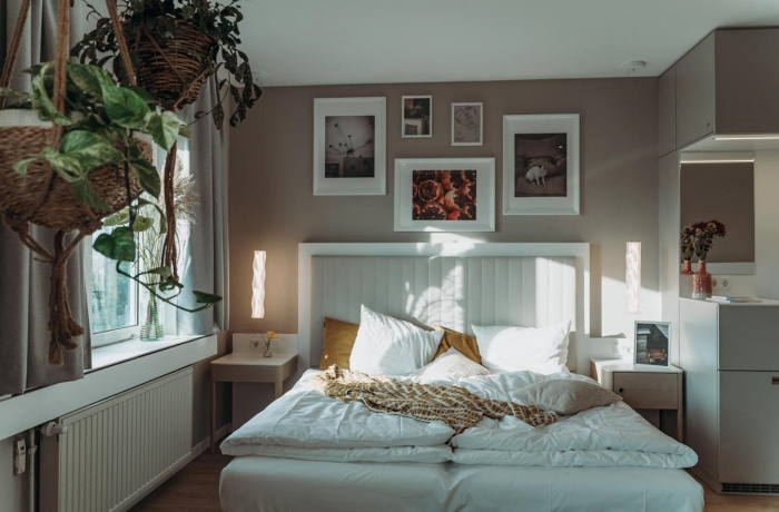 Gemütliches, in Cremefarben gehaltenes Hotelzimmer im Frankfurter Hotel "The Blasky"