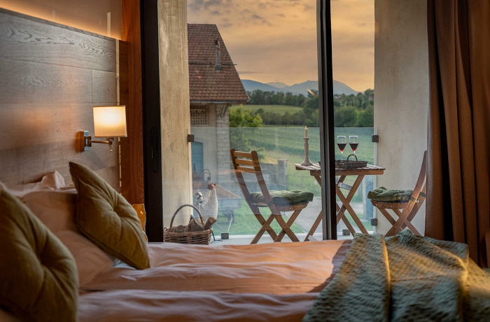 Hotelempfehlungen: Kuratierte Hotels finden, wie zum Beispiel die Villa di Modolo und einem Hotelzimmer mit Balkon, ideal für einen Abend bei einer Flasche Wein