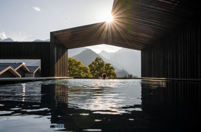 Infinitypool des Hotels AMRAI mit Panoramablick auf die Alpen.