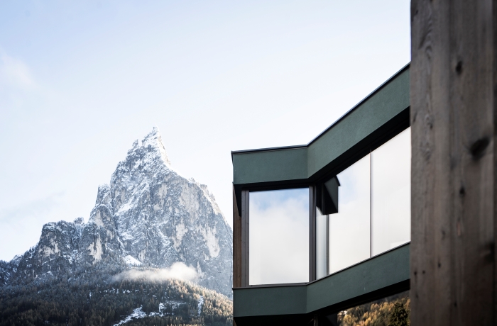 Die Floris Green Suites bieten modernes Design, großzügige Glasfronten und einen spektakulären Blick auf die beeindruckenden Gipfel der Dolomiten.