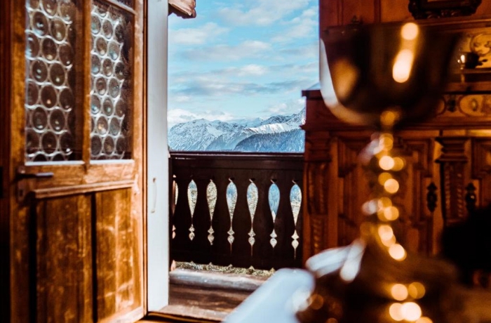 Originales Unterengadin: Bergblick aus dem traditionellen Hotel Hof Zuort in Sent